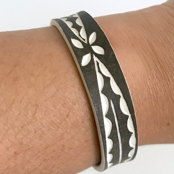 Carved plastic bracelet cuff bangle vintage boho - Picture 3 of 5